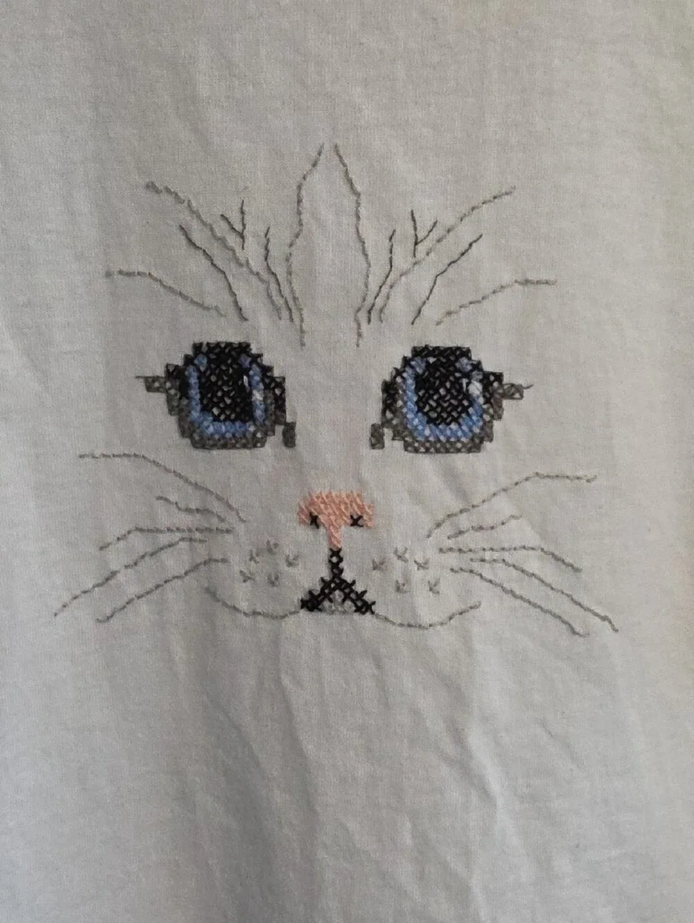 White Cat Face Embroidered T‑Shirt - Size XL